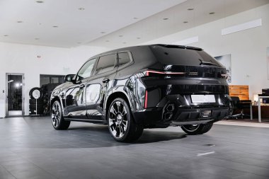 Vinnitsya, Ukrayna - 18 Mayıs 2023: BMW XM - Eklenti hibrid sistem sunumunda tam teşekküllü elektrikli edrive teknolojisi