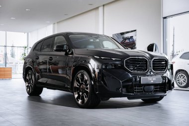 Vinnitsya, Ukrayna - 18 Mayıs 2023: BMW XM - Eklenti hibrid sistem sunumunda tamamen elektrikli edrive teknolojisi - yan görünüm