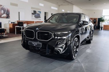 Vinnitsya, Ukrayna - 18 Mayıs 2023: BMW XM - Eklenti hibrid sistem sunumunda tam teşekküllü elektrikli edrive teknolojisi