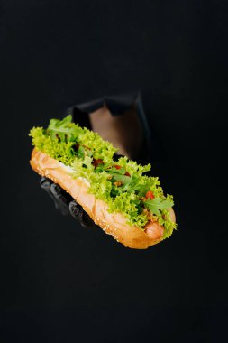 El ele tutuşup, arka planda yırtık delikler açarak sosisli sandviç yiyeceğiz.