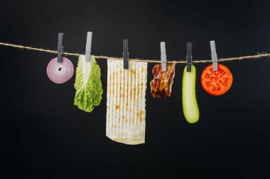 Havada asılı duran malzemeli Shawarma. Yüksek kalite fotoğraf
