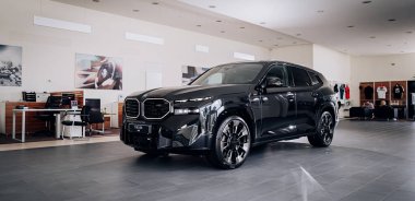 Vinnitsya, Ukrayna - 18 Mayıs 2023: BMW XM - Eklenti hibrid sistem sunumunda tamamen elektrikli edrive teknolojisi - yan görünüm