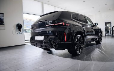 Vinnitsya, Ukrayna - 18 Mayıs 2023: BMW XM - Eklenti hibrid sistem sunumunda tam teşekküllü elektrikli edrive teknolojisi