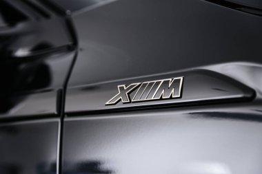 Vinnitsya, Ukrayna - 18 Mayıs 2023: BMW XM - Eklenti hibrid sistem sunumunda tam teşekküllü elektrikli edrive teknolojisi - logo