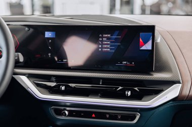 Vinnitsya, Ukrayna - 18 Mayıs 2023: BMW XM - Eklenti hibrit sistem sunumunda tam teşekküllü elektrikli edrive teknolojisi - eğimli multimedya ekran