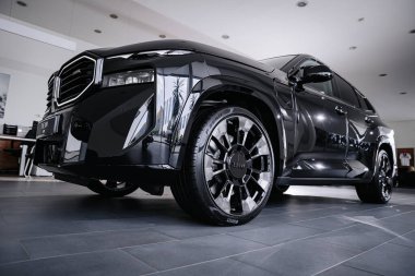 Vinnitsya, Ukrayna - 18 Mayıs 2023: BMW XM - Eklenti hibrid sistem sunumunda tamamen elektrikli edrive teknolojisi - yan görünüm