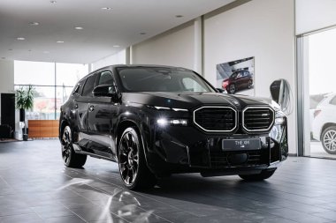 Vinnitsya, Ukrayna - 18 Mayıs 2023: BMW XM - Eklenti hibrid sistem sunumunda tamamen elektrikli edrive teknolojisi - yan görünüm