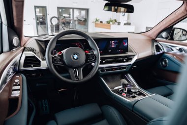 Vinnitsya, Ukrayna - 18 Mayıs 2023: BMW XM - Eklenti hibrid sistem sunumunda tam teşekküllü elektrikli edrive teknolojisi