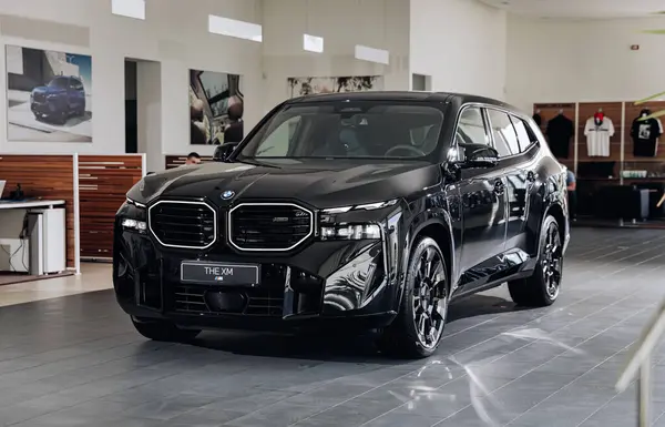 Vinnitsya, Ukrayna - 18 Mayıs 2023: BMW XM - Eklenti hibrid sistem sunumunda tam teşekküllü elektrikli edrive teknolojisi