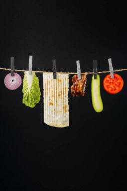 Havada asılı duran malzemeli Shawarma. Yüksek kalite fotoğraf