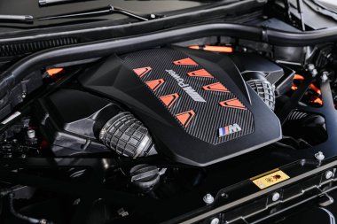Vinnitsya, Ukrayna - 18 Mayıs 2023: BMW XM - Lüks araba tamamen elektrikli edrive teknolojisi sergi odasında hibrid sistem sunumunda - kaputun altında