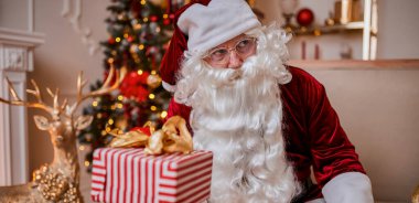 Mutlu Noel Baba çocuklara hediyeler getirdi. Yeni yıl ve Mutlu Noeller konsepti 