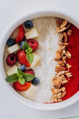 Süt irmikli yulaf lapası, çilekli meyve ve fındıklı güzel bir tabak. Çocuk restoranı menüsü