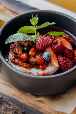 Restoranda kızılcık soslu ve dutlu peynirli Camembert peyniri. Yüksek kalite fotoğraf