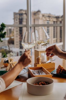 Kadın elleri restoranda şarap kadehi kızartıyordu. İçkiler ve kutlama konsepti