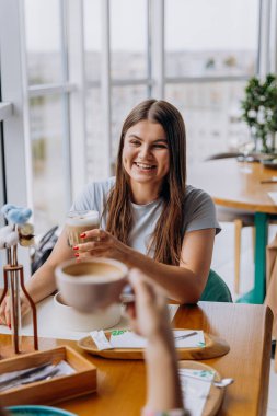 Lokantada otururken kahve içen güzel bir kadın. Yüksek kalite fotoğraf