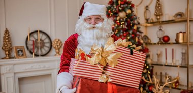 Mutlu Noel Baba çocuklara hediyeler getirdi. Yeni yıl ve Mutlu Noeller konsepti