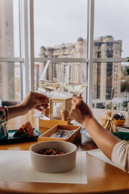 Kadın elleri restoranda şarap kadehi kızartıyordu. İçkiler ve kutlama konsepti
