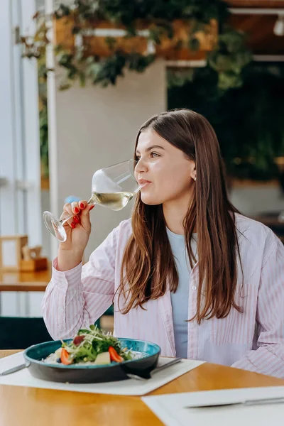 Femme Souriante Manger Délicieux Plat Boire Vin Pendant Date Restaurant Image En Vente
