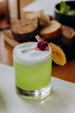 Lezzetli kokteyl restoran masasında duruyor. Alkol içeceği menüsü. Yüksek kalite fotoğraf