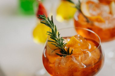 Bir etkinlikte kokteyl bardakları ve içkilerle hoş geldin içkisi. Düğün masasında alkollü içecekler.