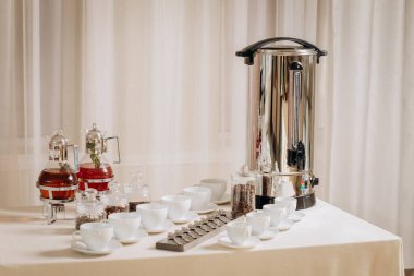 Konferansta ya da düğün sofrasında kahve ya da çay fincanı.