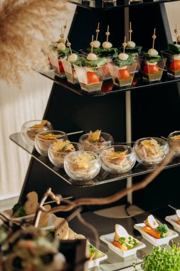Restorandaki açık büfe şenlik masasında çeşitli atıştırmalıklar. Yemek tabağı.