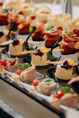 Restorandaki açık büfe şenlik masasında çeşitli atıştırmalıklar. Yemek tabağı.