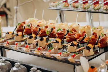 Restorandaki açık büfe şenlik masasında çeşitli atıştırmalıklar. Yemek tabağı.