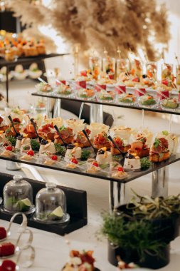 Restorandaki açık büfe şenlik masasında çeşitli atıştırmalıklar. Yemek tabağı.