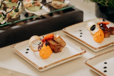 Restorandaki açık büfe şenlik masasında çeşitli atıştırmalıklar. Yemek tabağı.