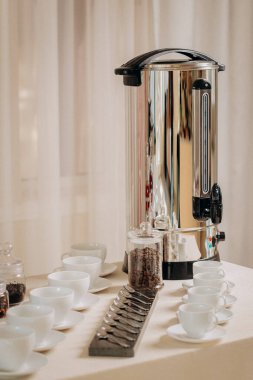 İş toplantısında açık büfede kahve ya da çay içmek için bir grup boş beyaz seramik bardak. 