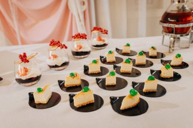 Tatlı çikolatalı tatlı ve şık limonata bankaları olan kekler ve festival masasında çay.