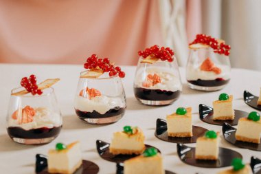 Tatlı çikolatalı tatlı ve şık limonata bankaları olan kekler ve festival masasında çay.