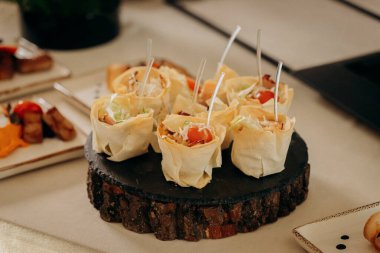 Restorandaki açık büfe şenlik masasında çeşitli atıştırmalıklar. Yemek tabağı.