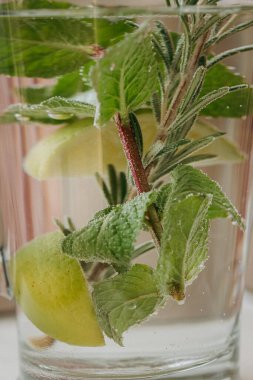 Masada duran naneli ve limonlu sıcak yeşil çay. Yüksek kalite fotoğraf