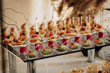 Restorandaki açık büfe şenlik masasında çeşitli atıştırmalıklar. Yemek tabağı.