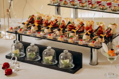 Restorandaki açık büfe şenlik masasında çeşitli atıştırmalıklar. Yemek tabağı.