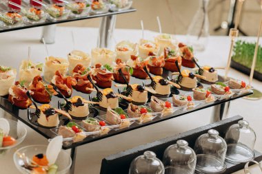 Restorandaki açık büfe şenlik masasında çeşitli atıştırmalıklar. Yemek tabağı.