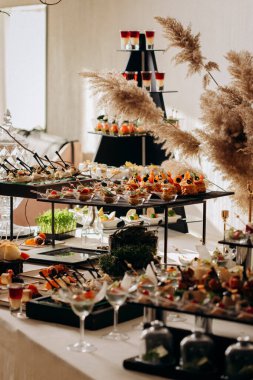Restorandaki açık büfe şenlik masasında çeşitli atıştırmalıklar. Yemek tabağı.