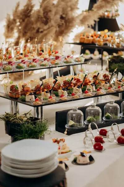 Restorandaki açık büfe şenlik masasında çeşitli atıştırmalıklar. Yemek tabağı.