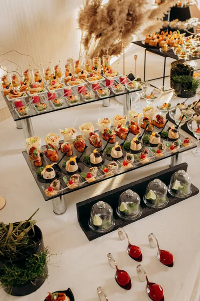 Restorandaki açık büfe şenlik masasında çeşitli atıştırmalıklar. Yemek tabağı.