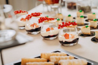 Tatlı çikolatalı tatlı ve şık limonata bankaları olan kekler ve festival masasında çay.