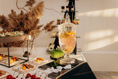 Restorandaki açık büfe şenlik masasında çeşitli atıştırmalıklar. Yemek tabağı.