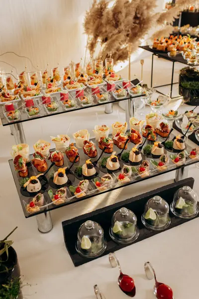 Restorandaki açık büfe şenlik masasında çeşitli atıştırmalıklar. Yemek tabağı.