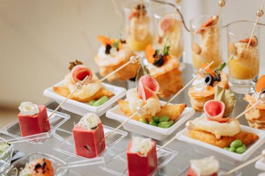 Restorandaki açık büfe şenlik masasında çeşitli atıştırmalıklar. Yemek tabağı.