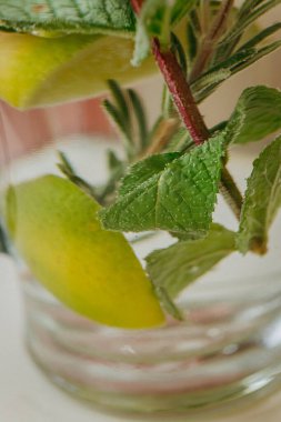 Masada duran naneli ve limonlu sıcak yeşil çay. Yüksek kalite fotoğraf