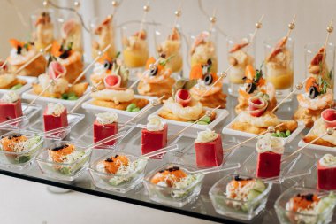 Restorandaki açık büfe şenlik masasında çeşitli atıştırmalıklar. Yemek tabağı.