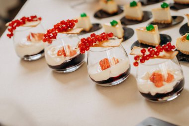 Tatlı çikolatalı tatlı ve şık limonata bankaları olan kekler ve festival masasında çay.