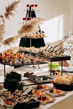 Restorandaki açık büfe şenlik masasında çeşitli atıştırmalıklar. Yemek tabağı.